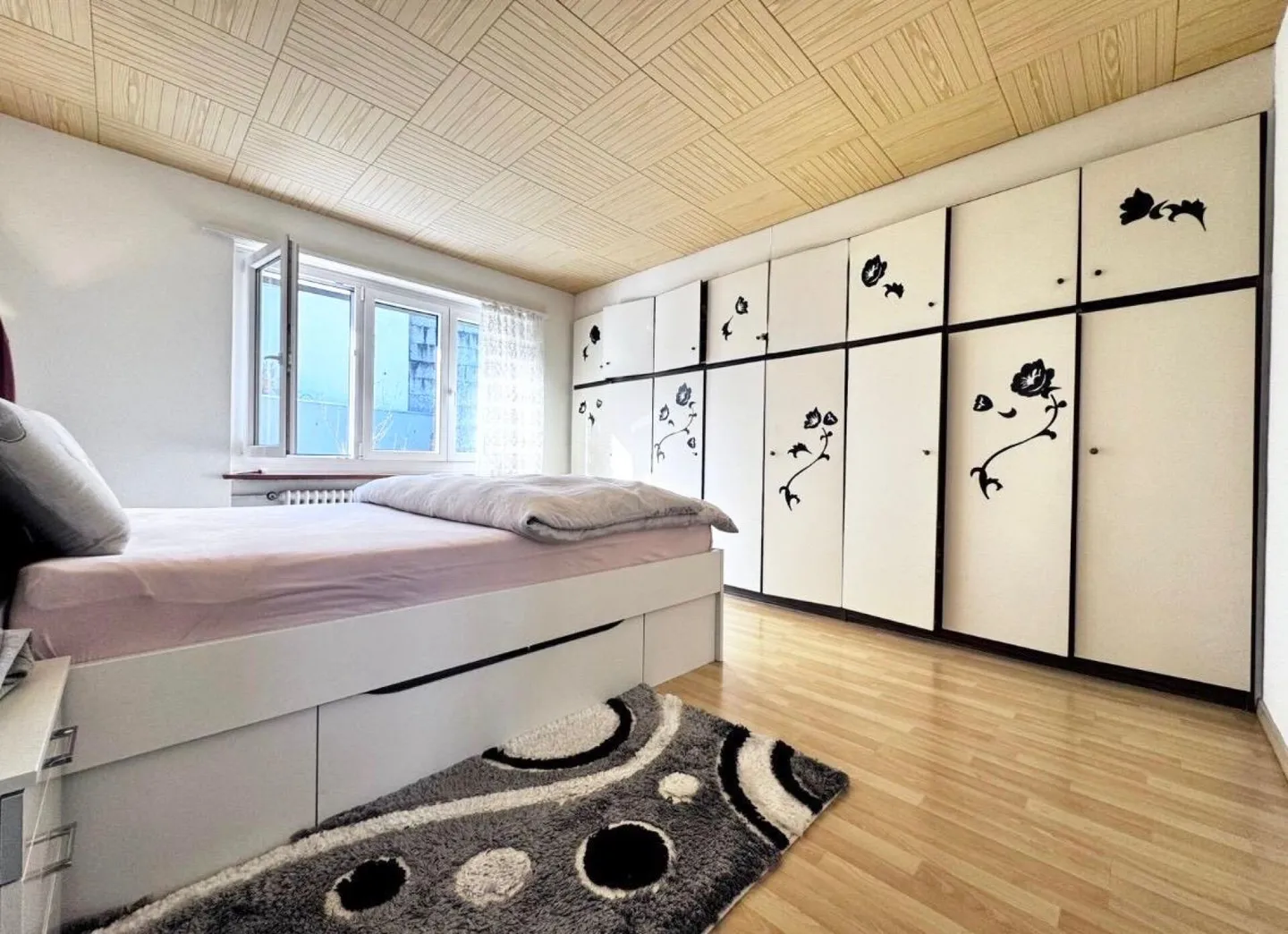 Maison individuelle de 4,5 pièces avec terrain de 580 m², garage et beaucoup de potentiel - Photo 7 sur 24