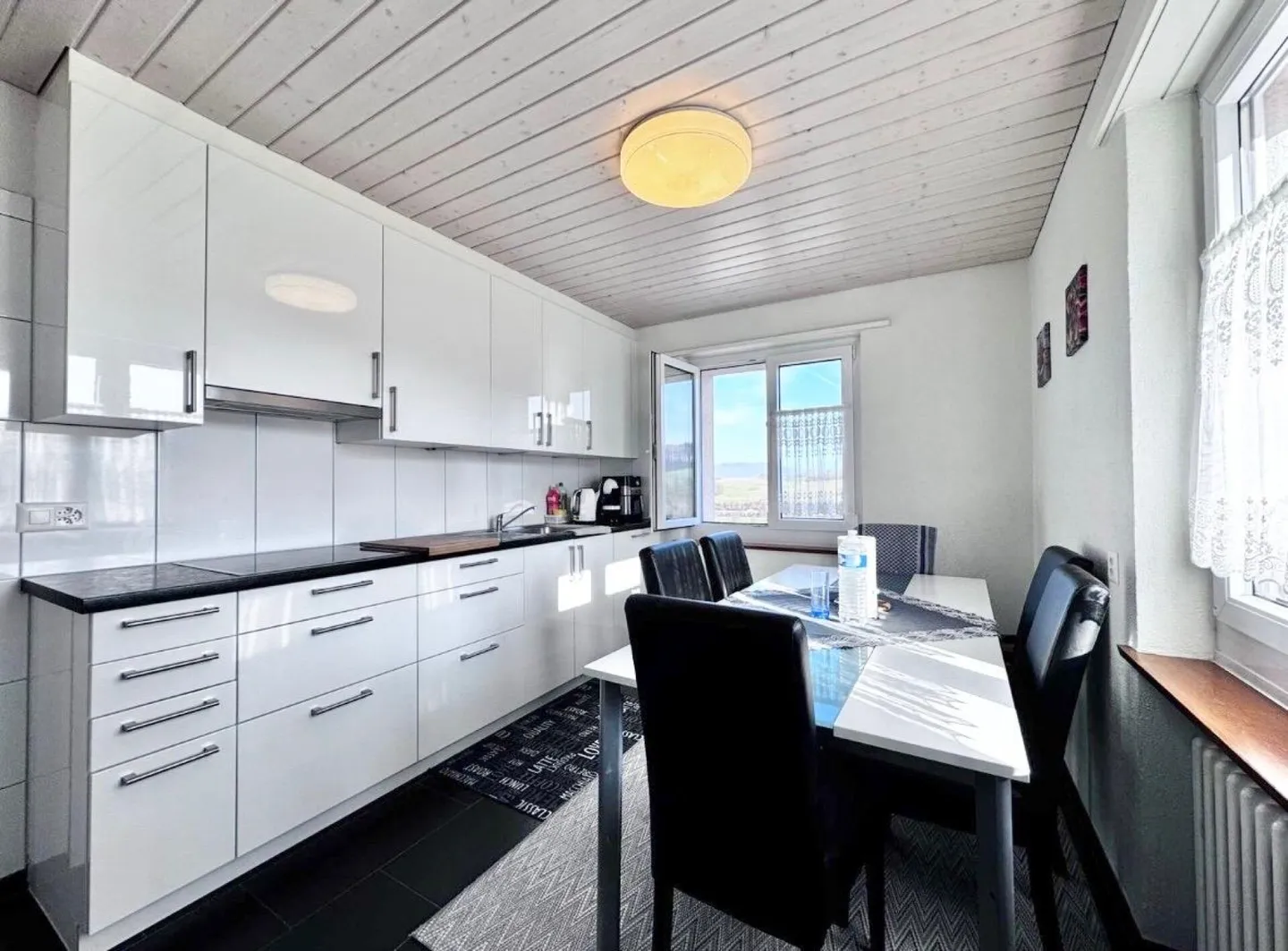 Maison individuelle de 4,5 pièces avec terrain de 580 m², garage et beaucoup de potentiel - Photo 3 sur 24