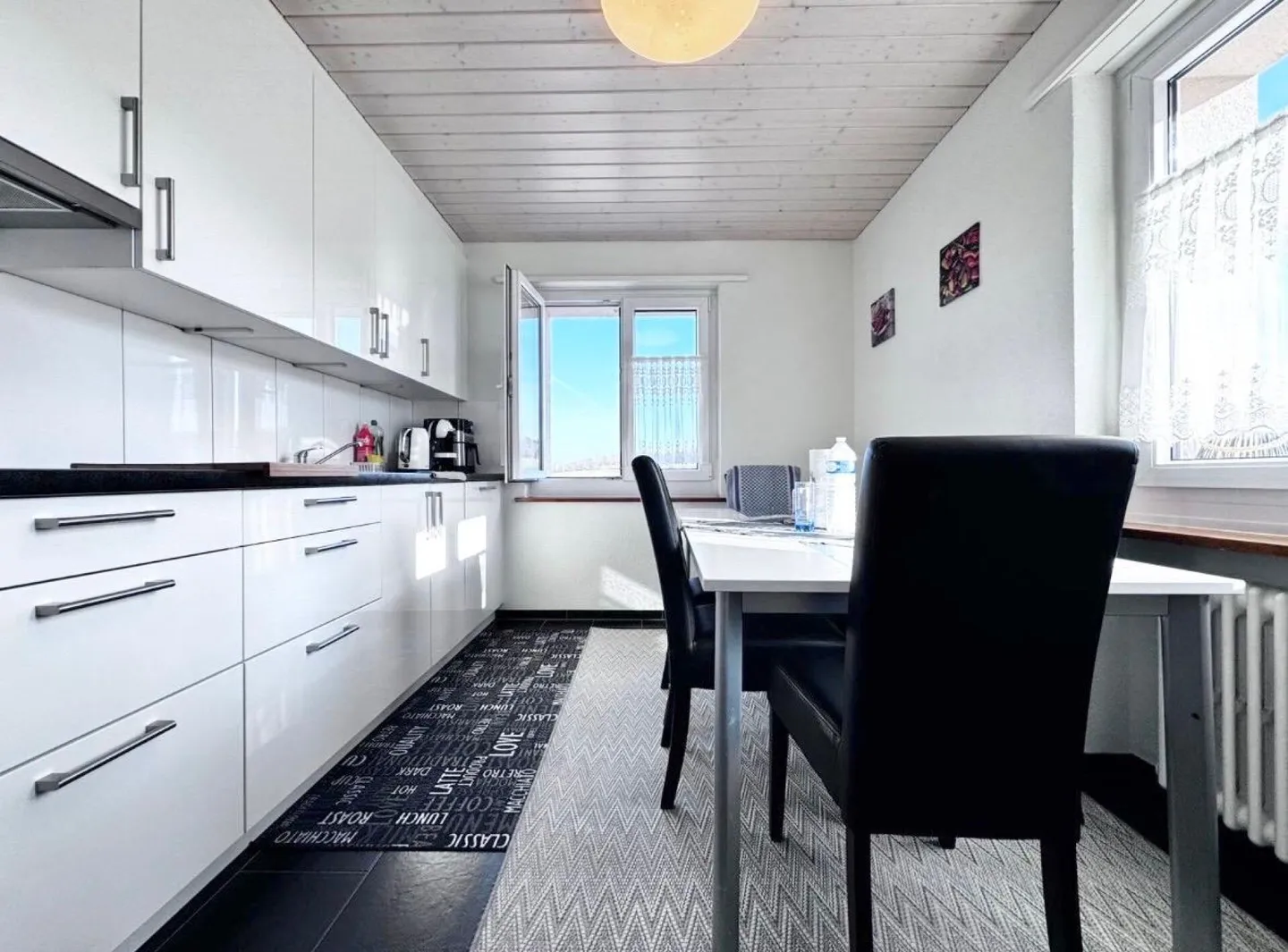 Maison individuelle de 4,5 pièces avec terrain de 580 m², garage et beaucoup de potentiel - Photo 4 sur 24