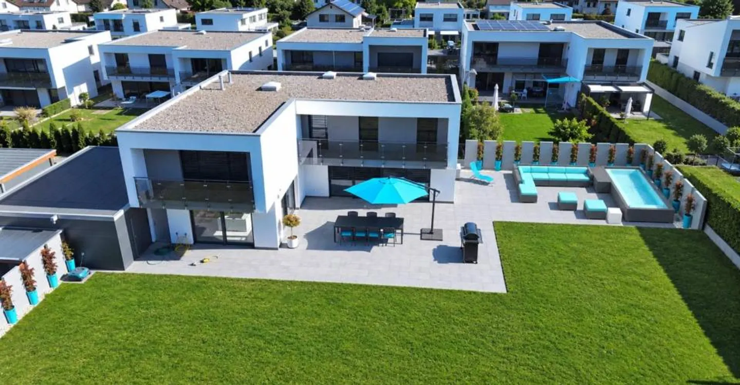 Villa d'exception bénéficiant d'une situation privilégiée aux portes de Bulle - Photo 1 sur 10