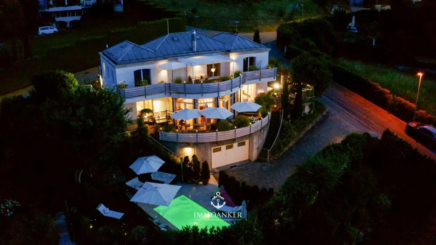 Your personal refuge: The exclusive 9.5-room home with lake view and pool in Richterswil - Photo 1 of 14