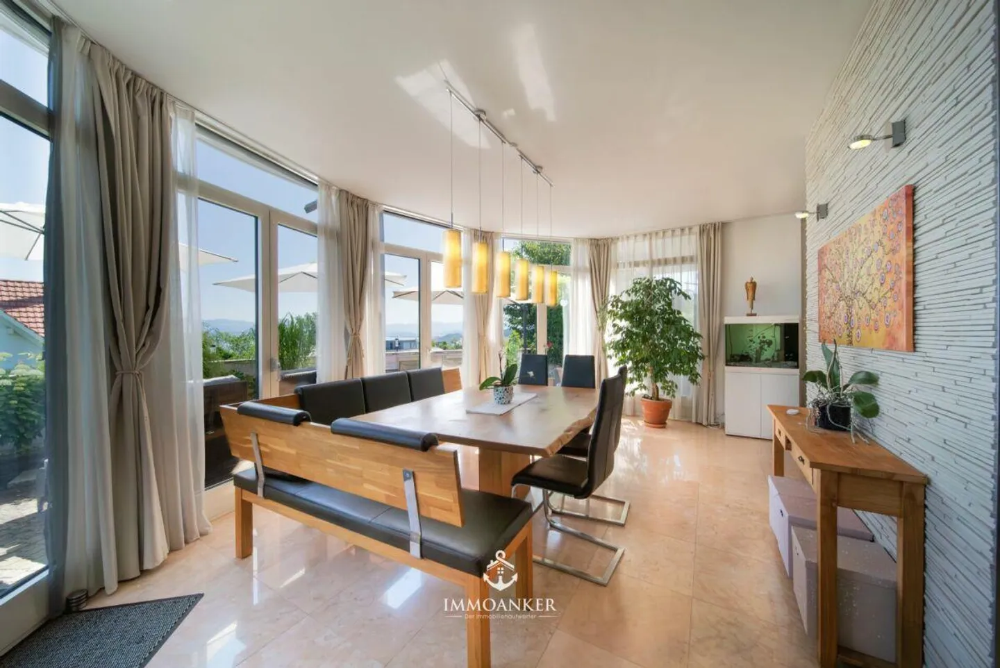 Your personal refuge: The exclusive 9.5-room home with lake view and pool in Richterswil - Photo 3 of 14