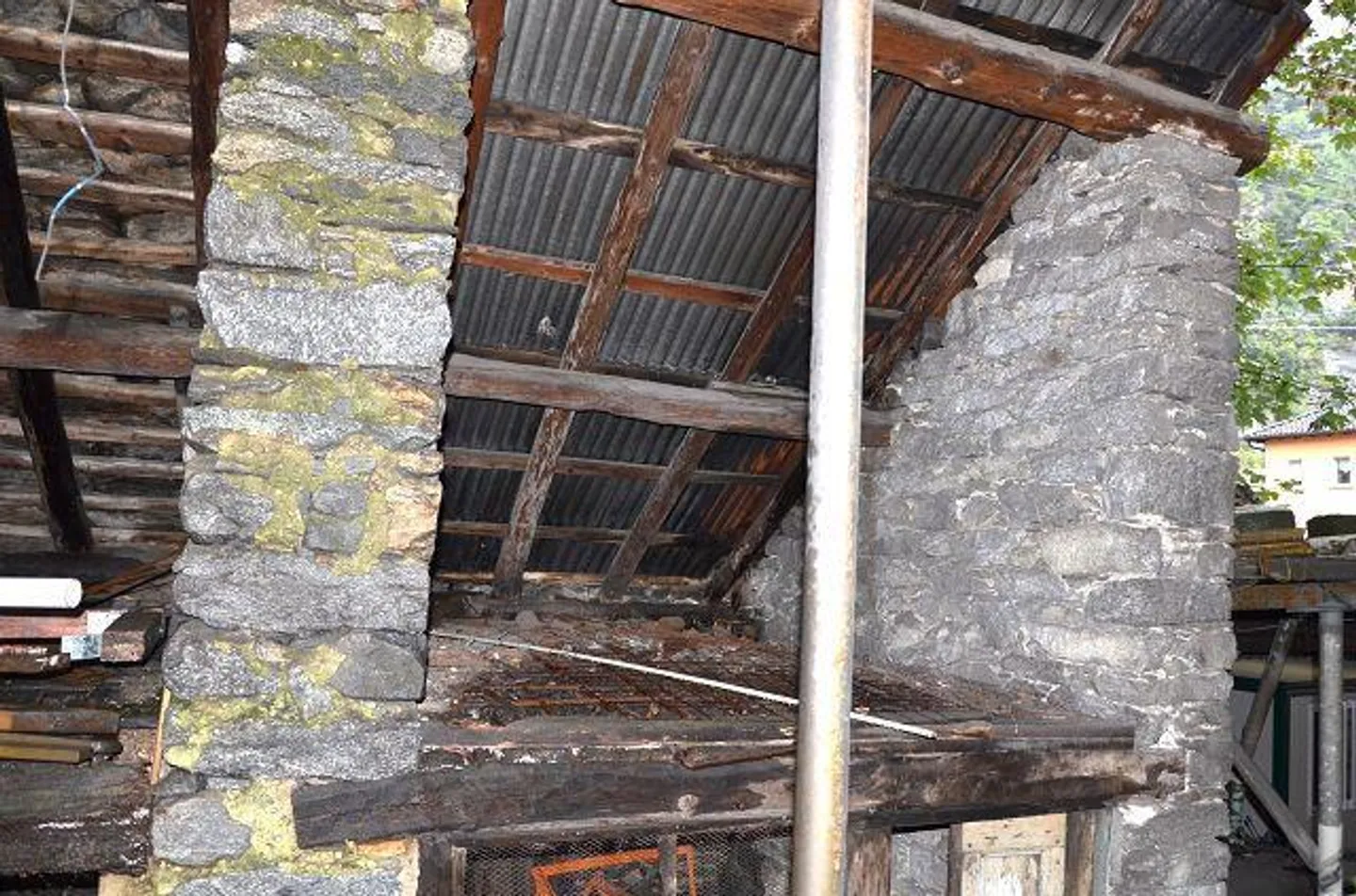 «Grande casa ticinese da ristrutturare si 3 piani con annesso, centrale e soleggiata» - Foto 33 di 38