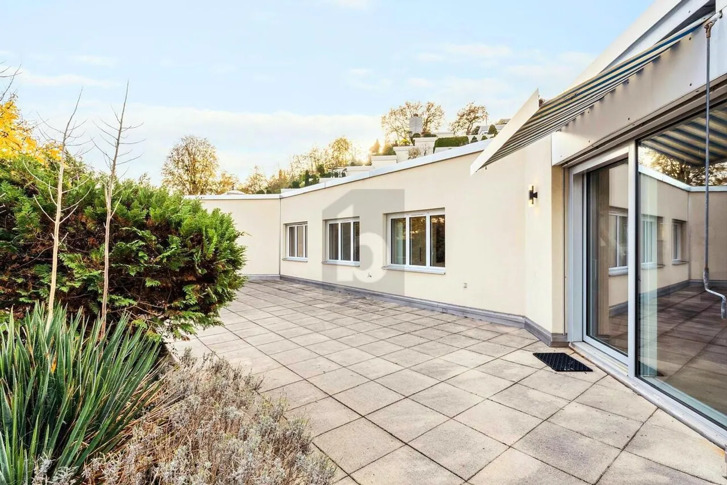 MODERN UND STILVOLL MIT SONNIGER TERRASSE - Foto 1 von 6