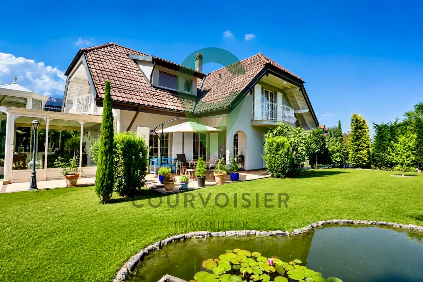 Elegante Casa Familiare con Piscina - Foto 1 di 14
