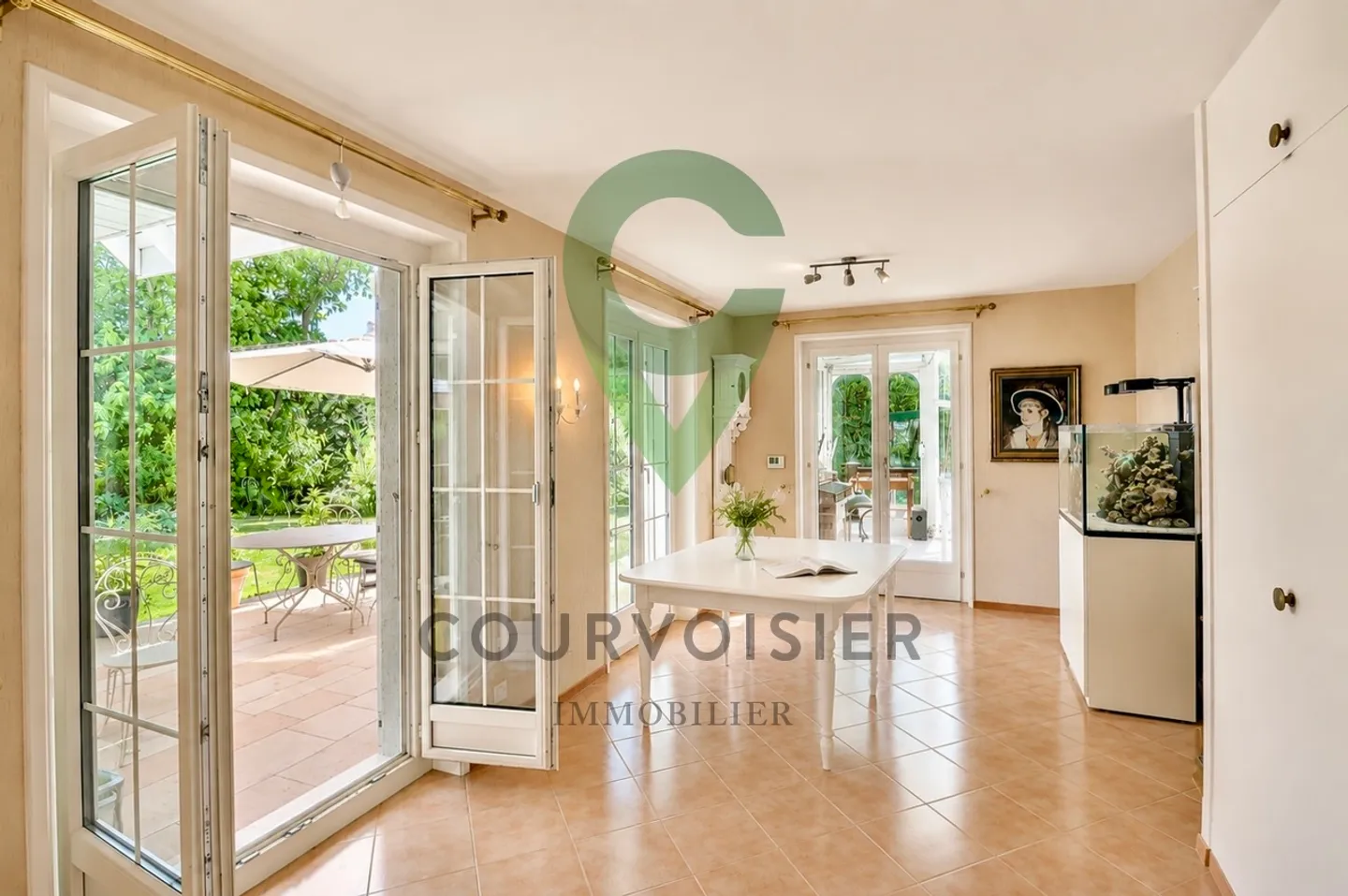 Elegante Casa Familiare con Piscina - Foto 2 di 14