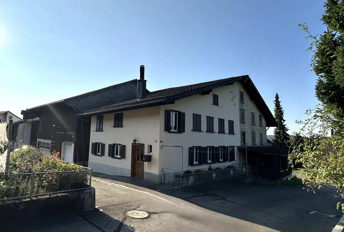 HISTORISCHES FLARZHAUS mit grosser Scheune und Ausbaupotenzial - Foto 2 von 16