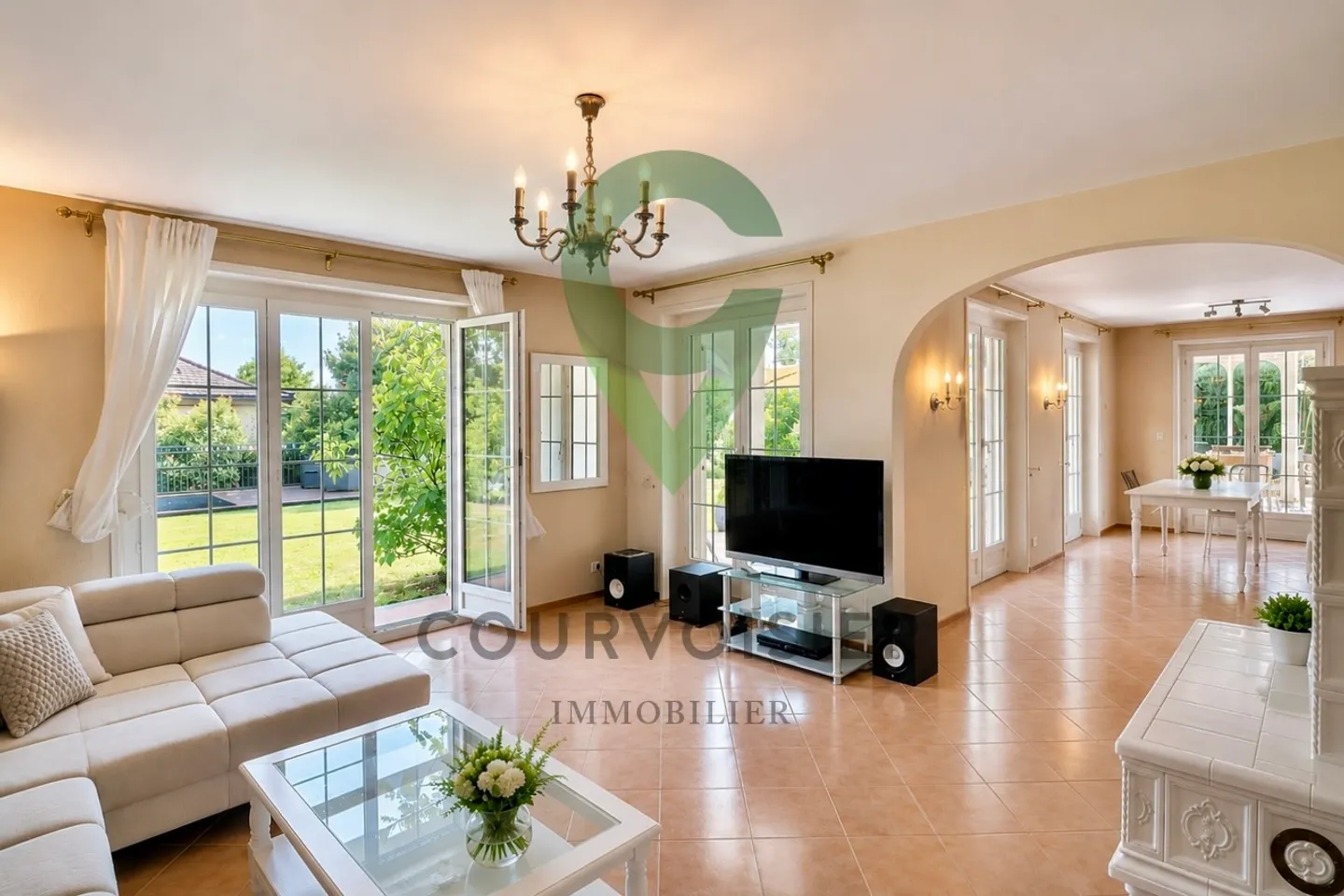 Elegante Casa Familiare con Piscina - Foto 4 di 14