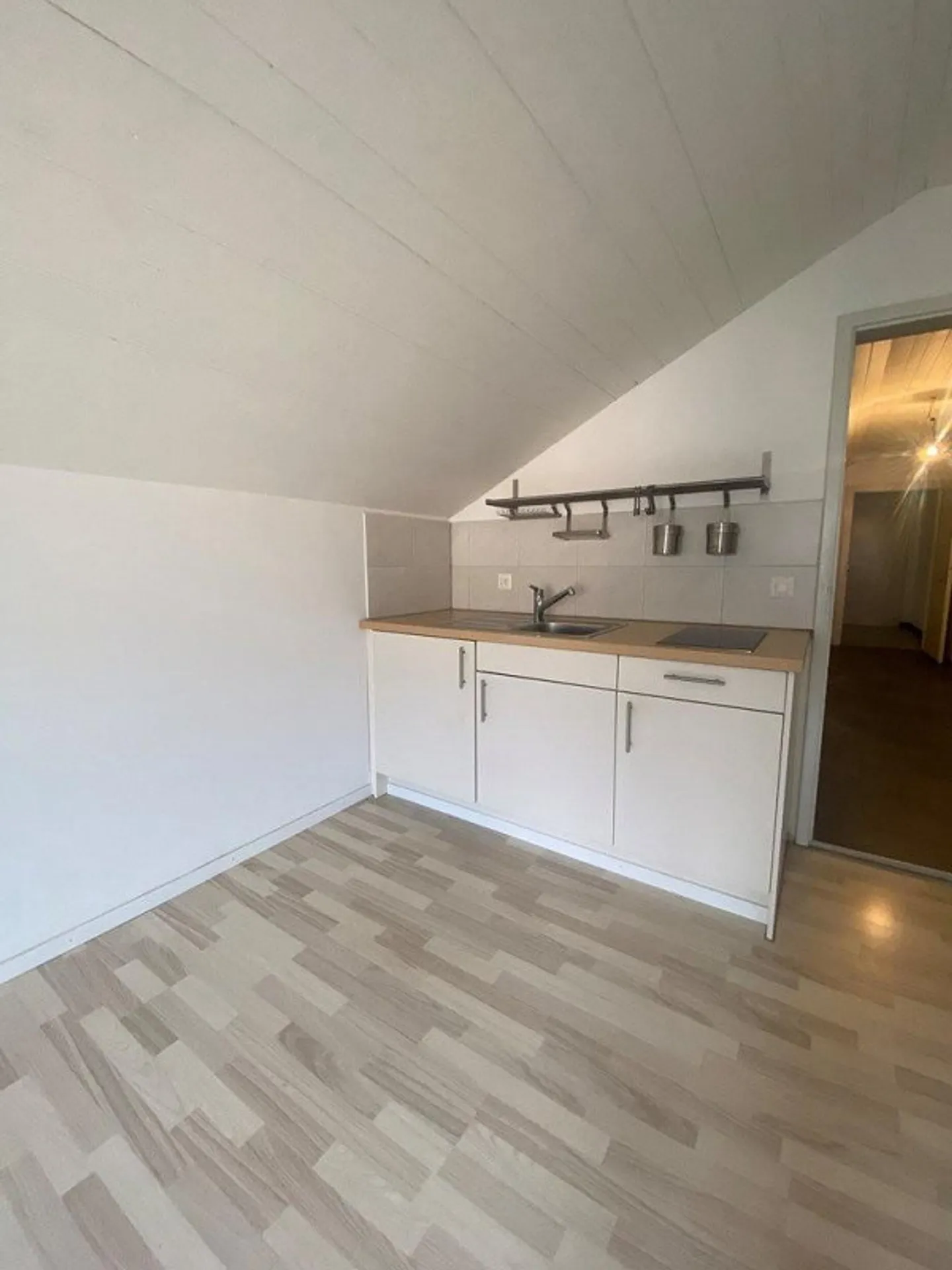 Appartement mansardé de 2 pièces - Photo 2 sur 7