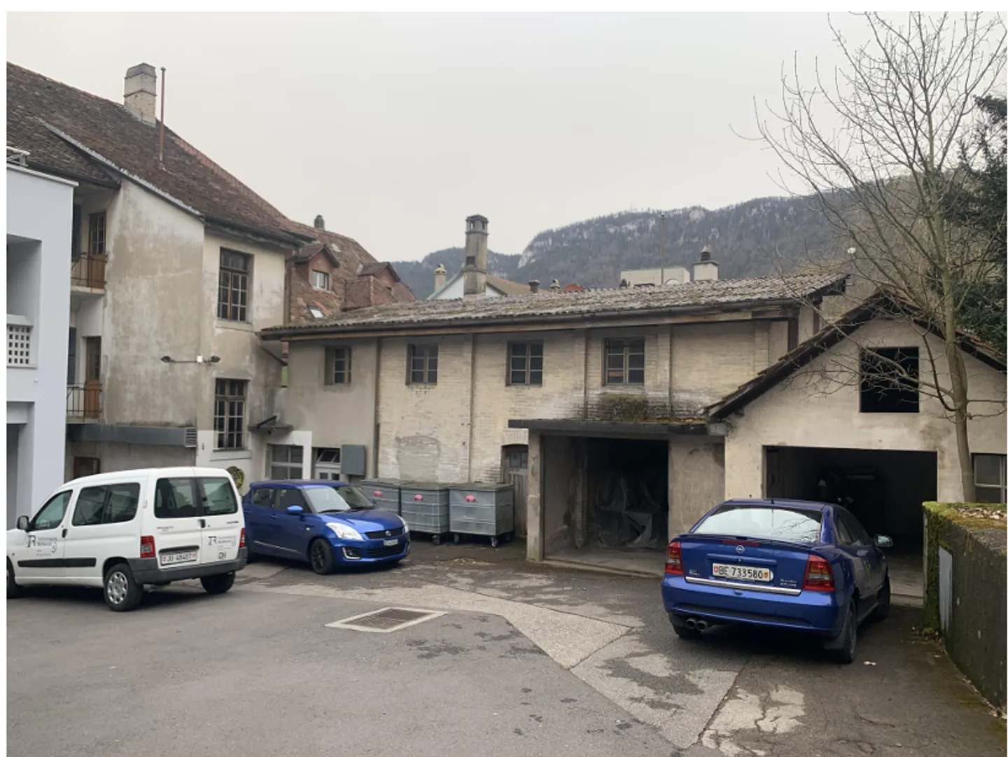 Edificio Commerciale a Moutier - Foto 2 di 3