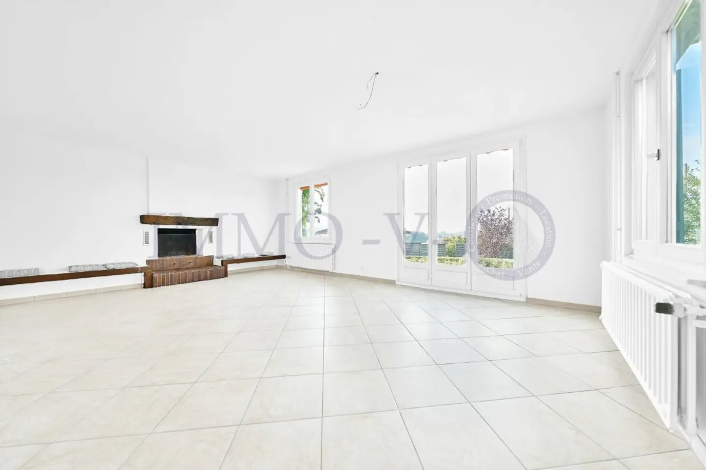 SPACIOUS AND INDIVIDUAL WITH LARGE GARDEN - Photo 3 of 16