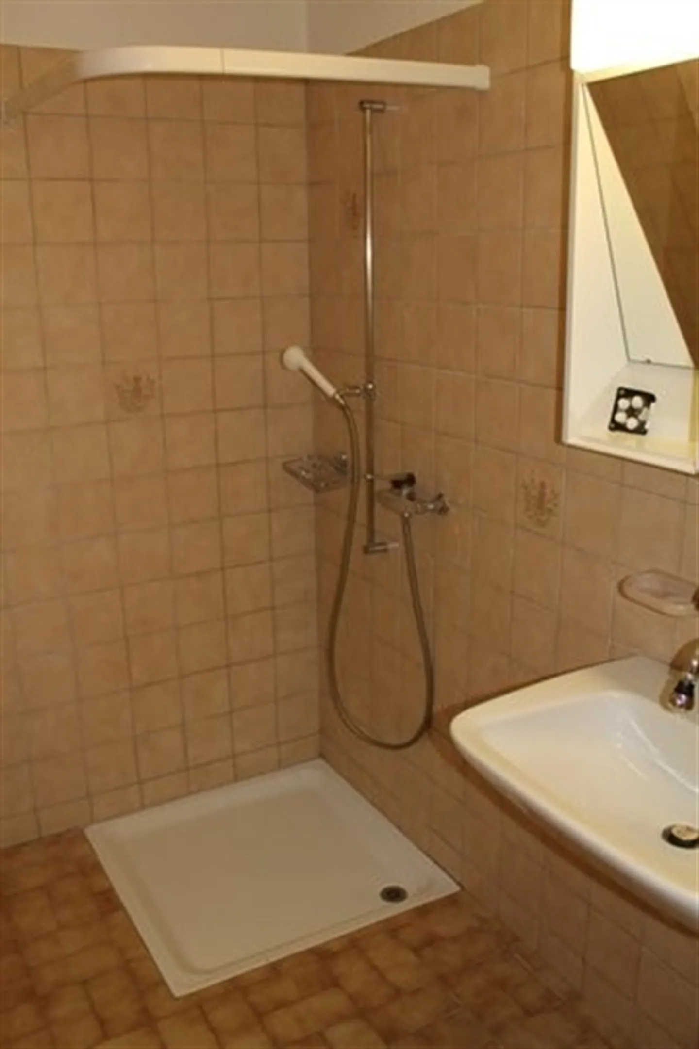 Appartamento luminoso e spazioso di 2,5 stanze al 3° piano - Foto 5 di 7