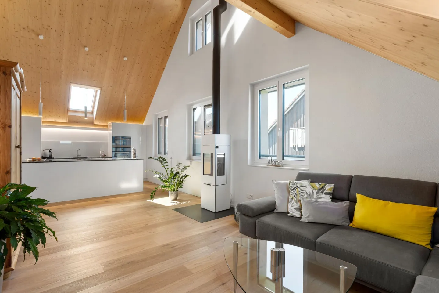 Spacious and Modern Penthouse Apartment - Photo 3 of 13