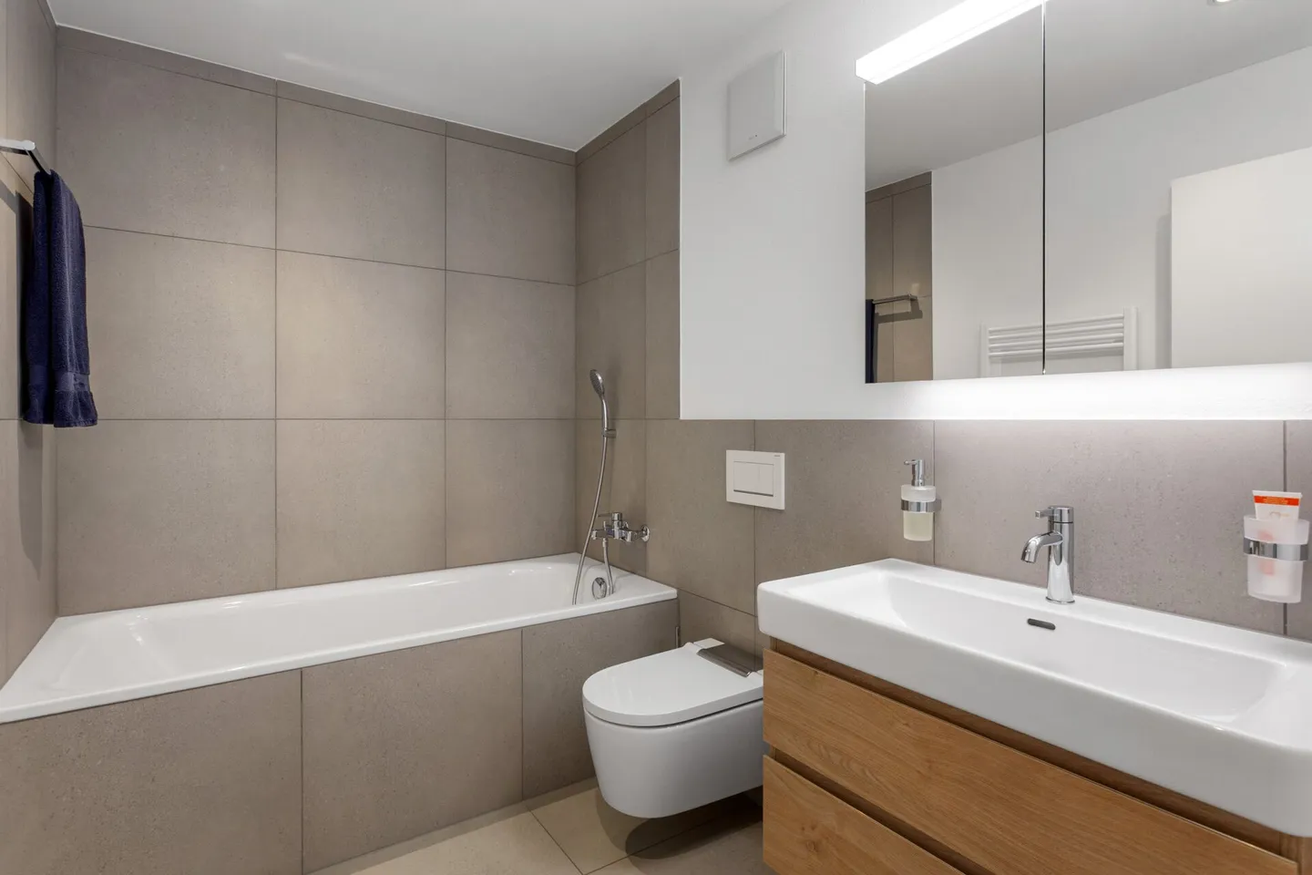 Spacious and Modern Penthouse Apartment - Photo 7 of 13