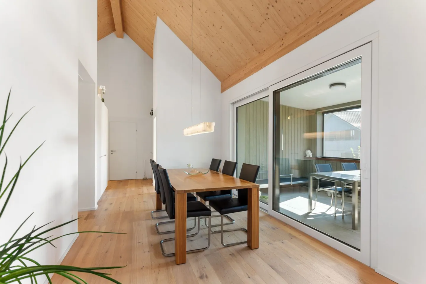 Spacious and Modern Penthouse Apartment - Photo 4 of 13