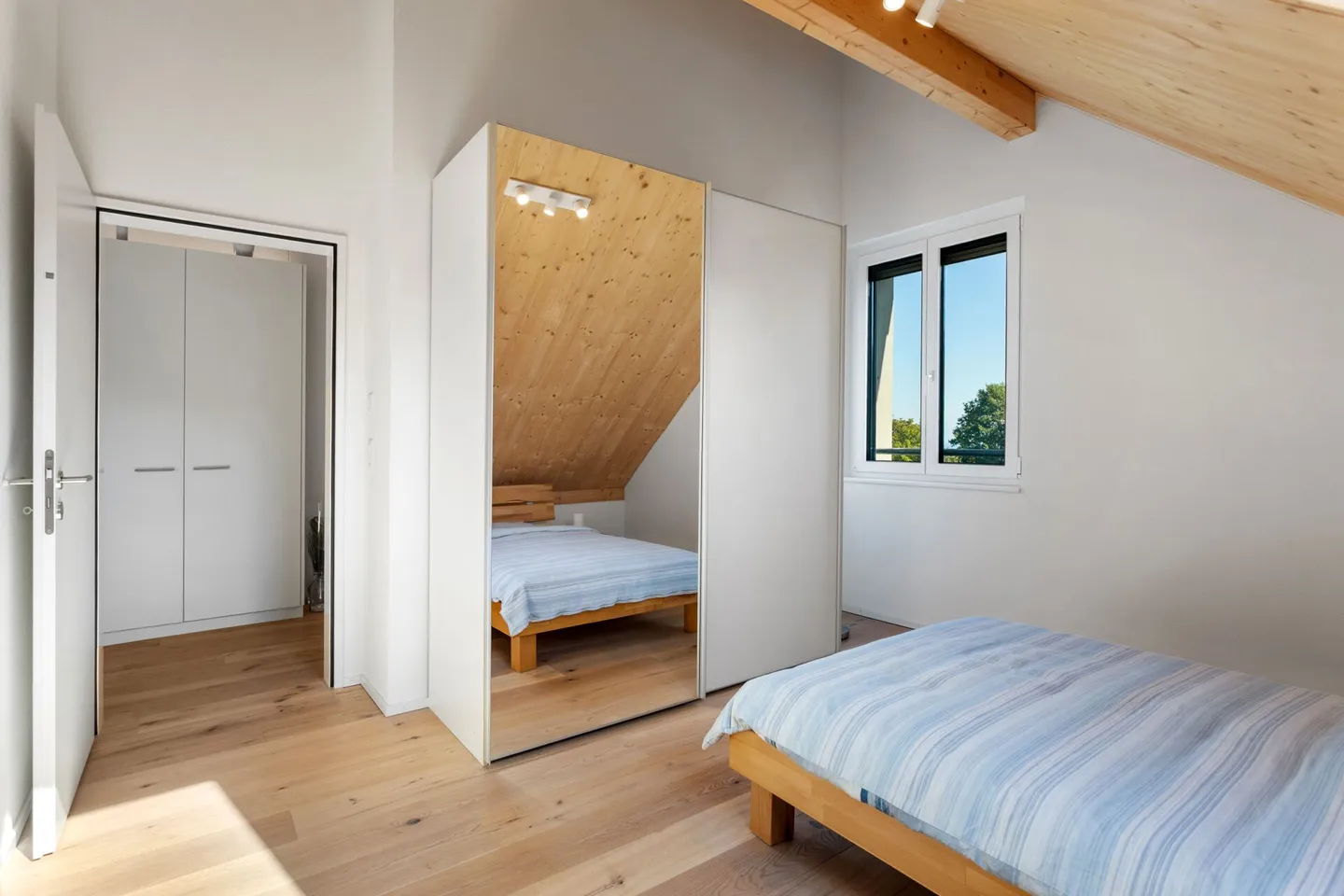 Spacious and Modern Penthouse Apartment - Photo 11 of 13