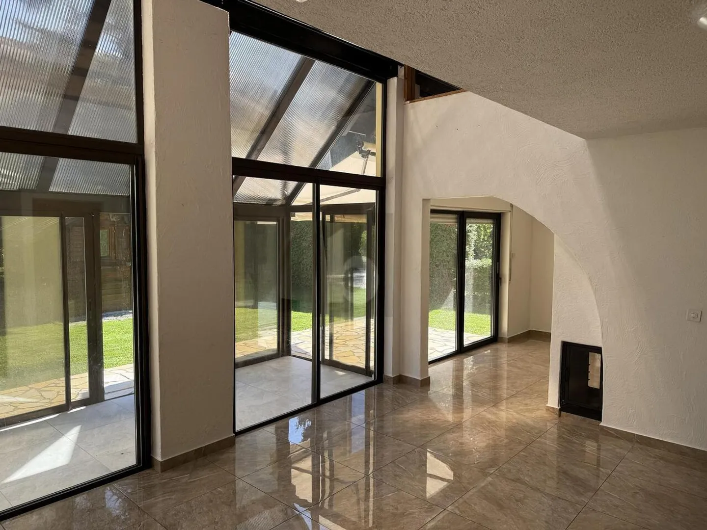 Luminous and Refined Villa in the Midst of the Vineyards - Photo 4 of 6