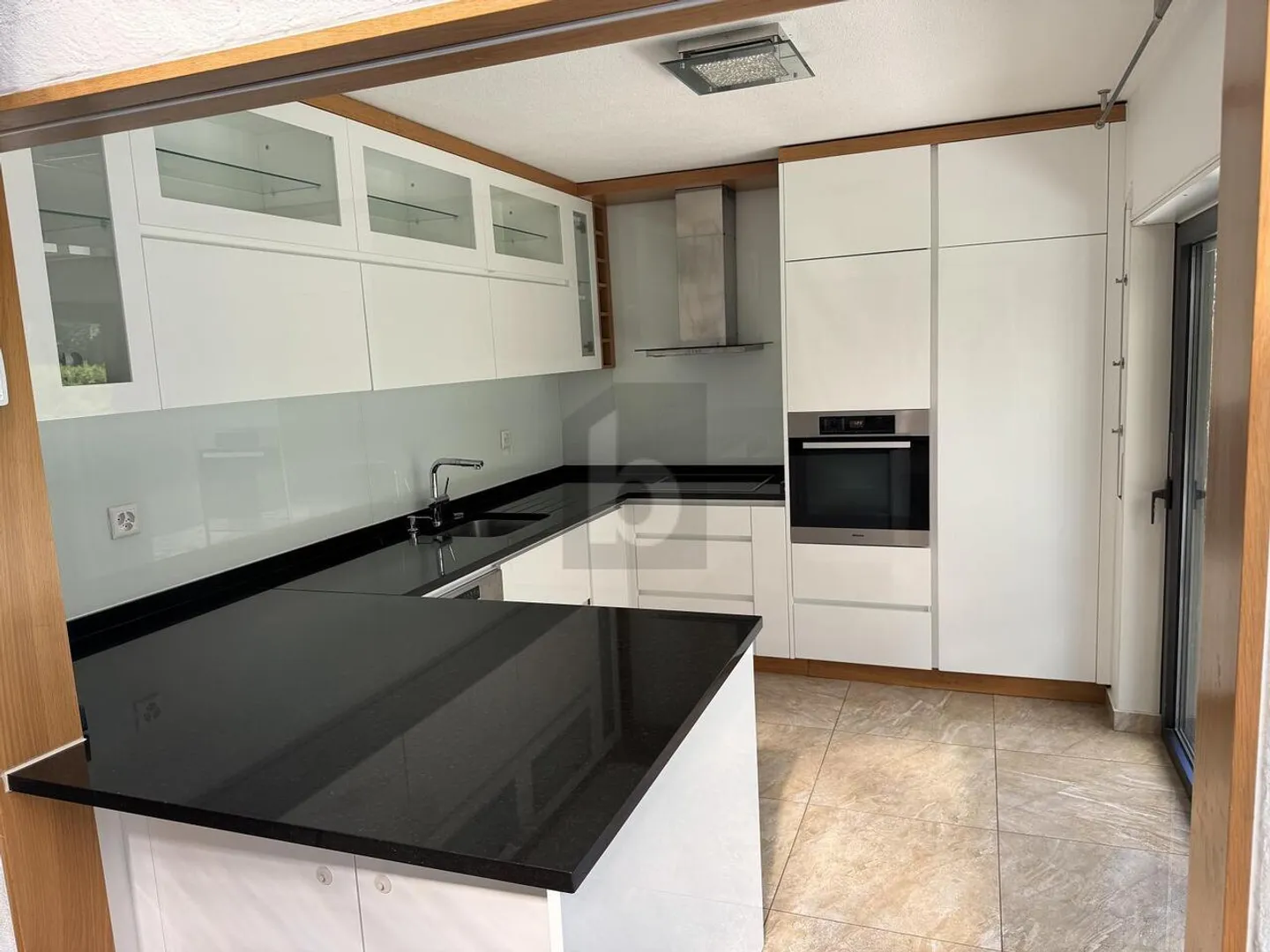 Luminous and Refined Villa in the Midst of the Vineyards - Photo 5 of 6