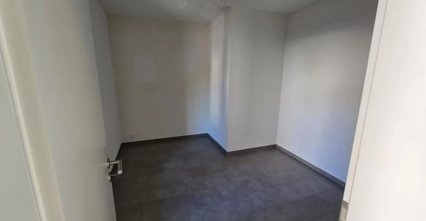 Beautiful apartment with private garden - Photo 7 of 10