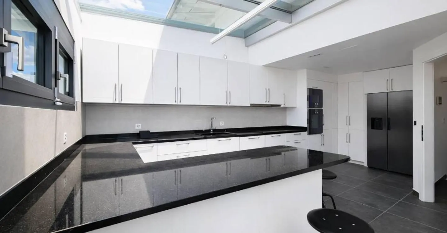 Exceptional Contemporary Villa - Photo 4 of 13