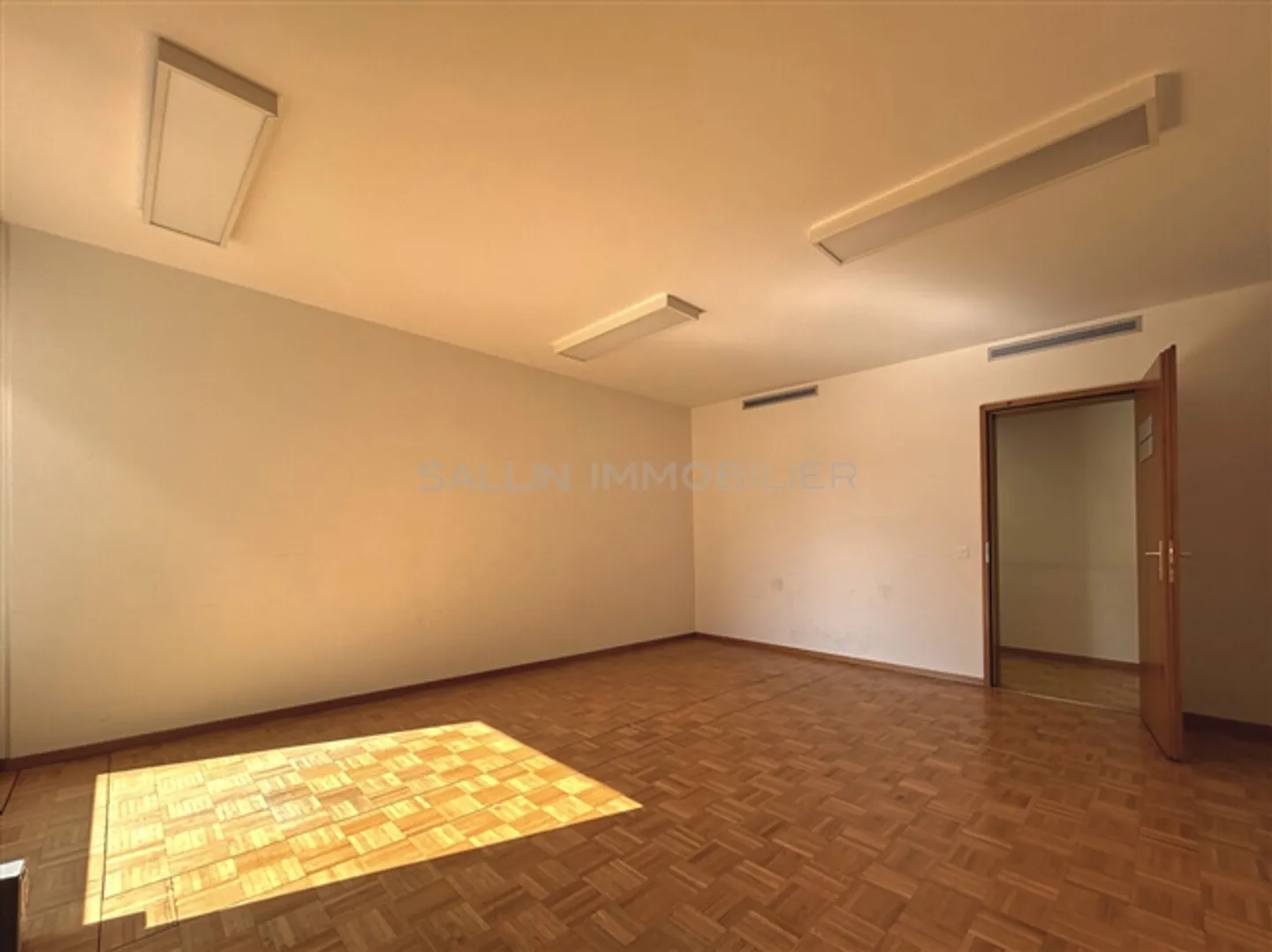 MANAGEMENT AREA OF APPROX. 145 m2 THE HOTEL IS LOCATED ON BOULEVARD DE PÉROLLES - Photo 3 of 4