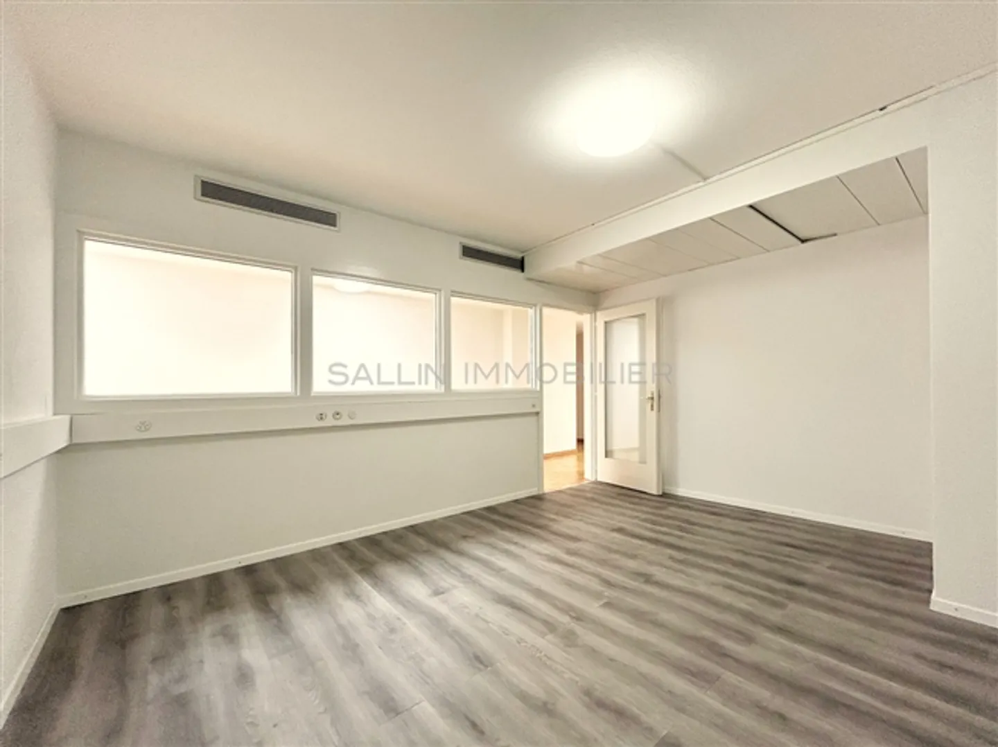 MANAGEMENT AREA OF APPROX. 145 m2 THE HOTEL IS LOCATED ON BOULEVARD DE PÉROLLES - Photo 4 of 4