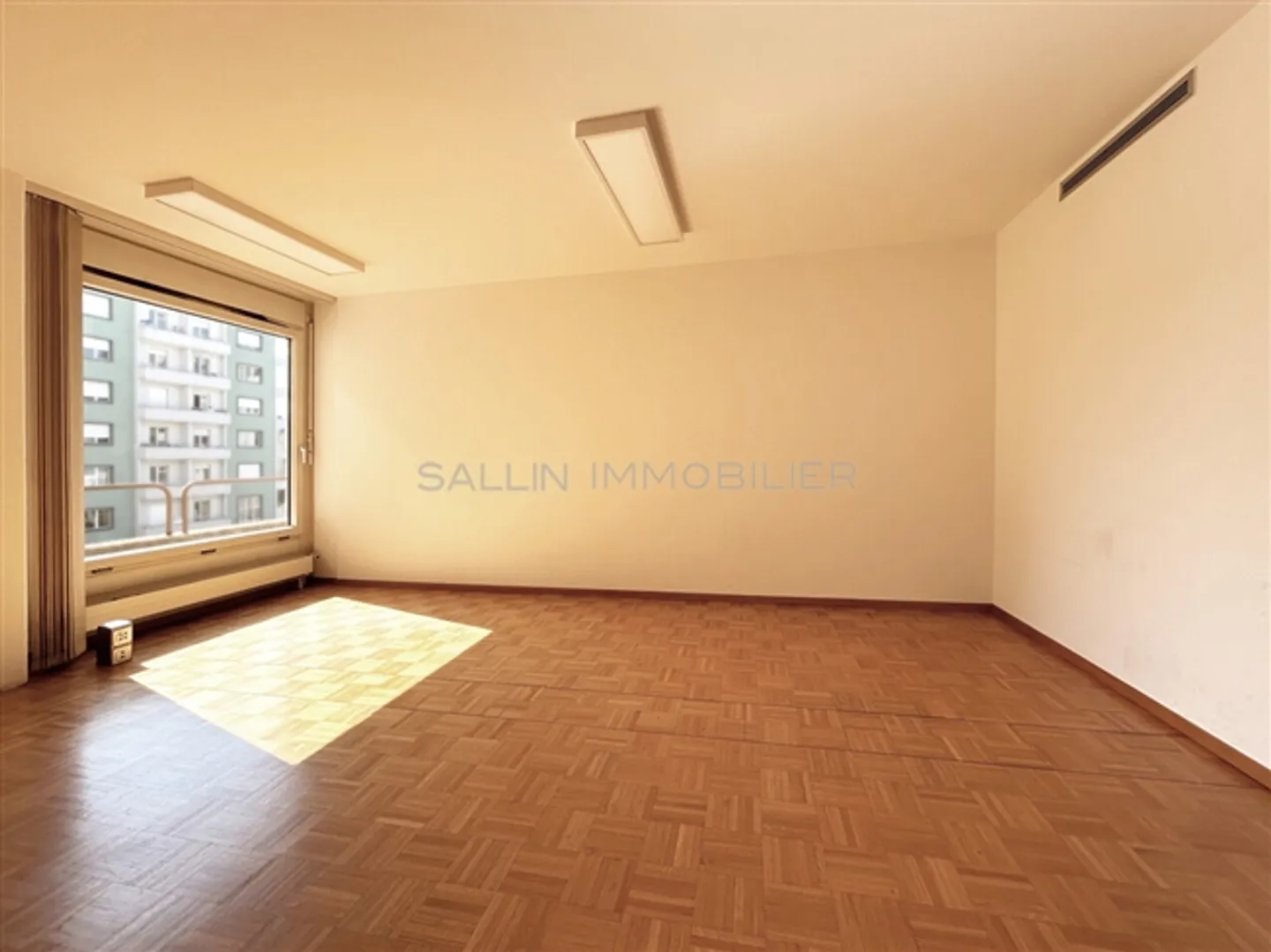 MANAGEMENT AREA OF APPROX. 145 m2 THE HOTEL IS LOCATED ON BOULEVARD DE PÉROLLES - Photo 2 of 4