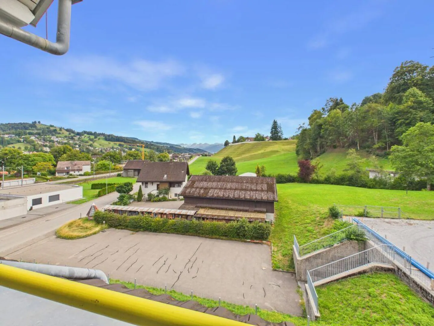 Helle Dachwohnung mit Blick auf die Toggenburger Hügel - Photo 1 of 9