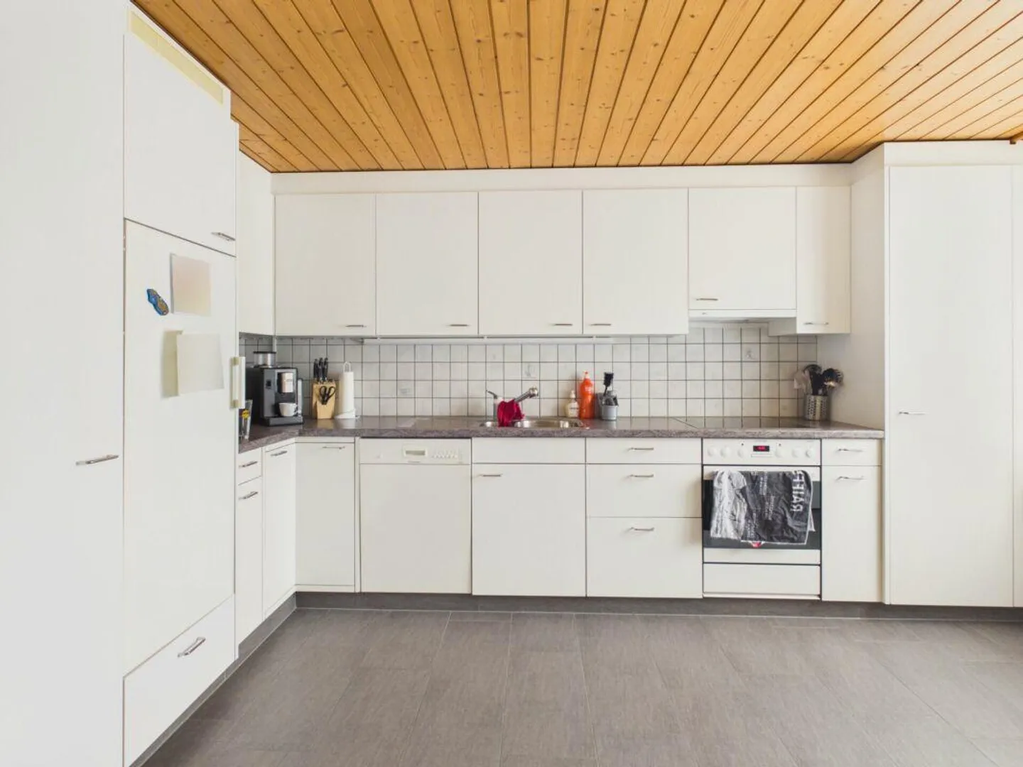 Helle Dachwohnung mit Blick auf die Toggenburger Hügel - Photo 2 of 9