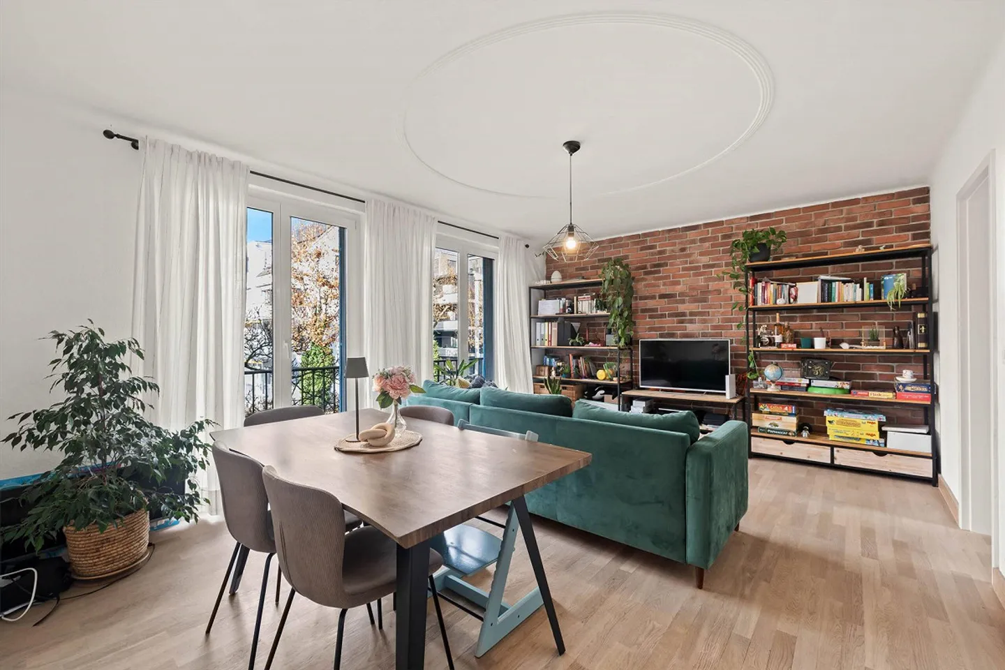 WELL-DESIGNED ROOM CONCEPT IN ZURICH-WOLLISHOFEN - Photo 1 of 5