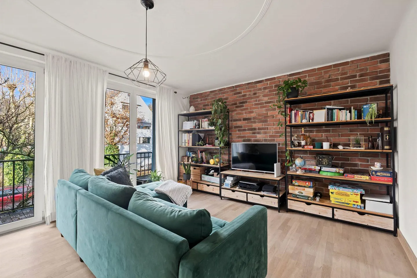 WELL-DESIGNED ROOM CONCEPT IN ZURICH-WOLLISHOFEN - Photo 2 of 5