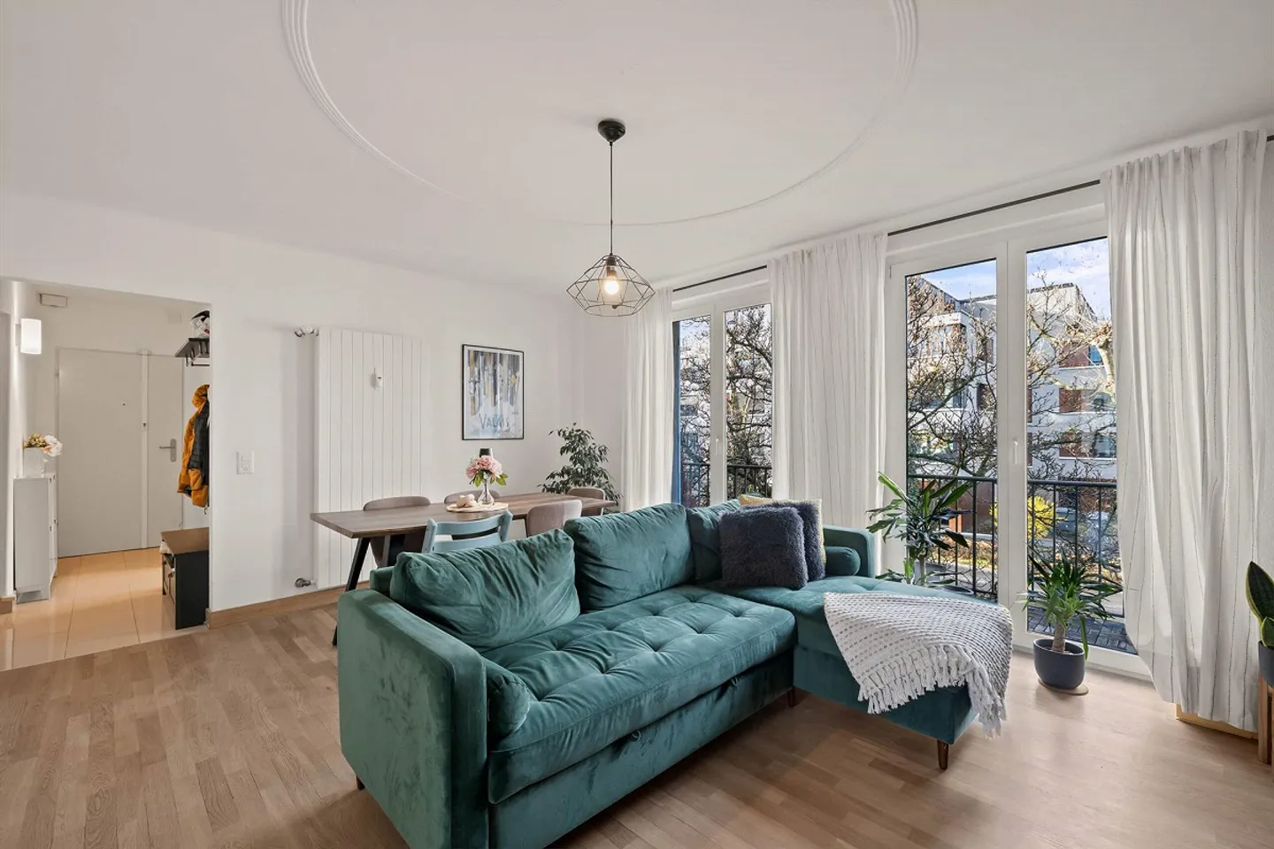 WELL-DESIGNED ROOM CONCEPT IN ZURICH-WOLLISHOFEN - Photo 3 of 5