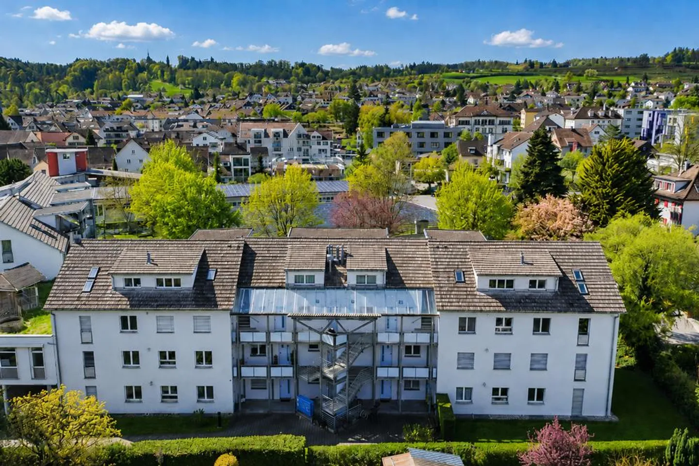 Appartement situé au calme dans la verdure - Photo 2 sur 8