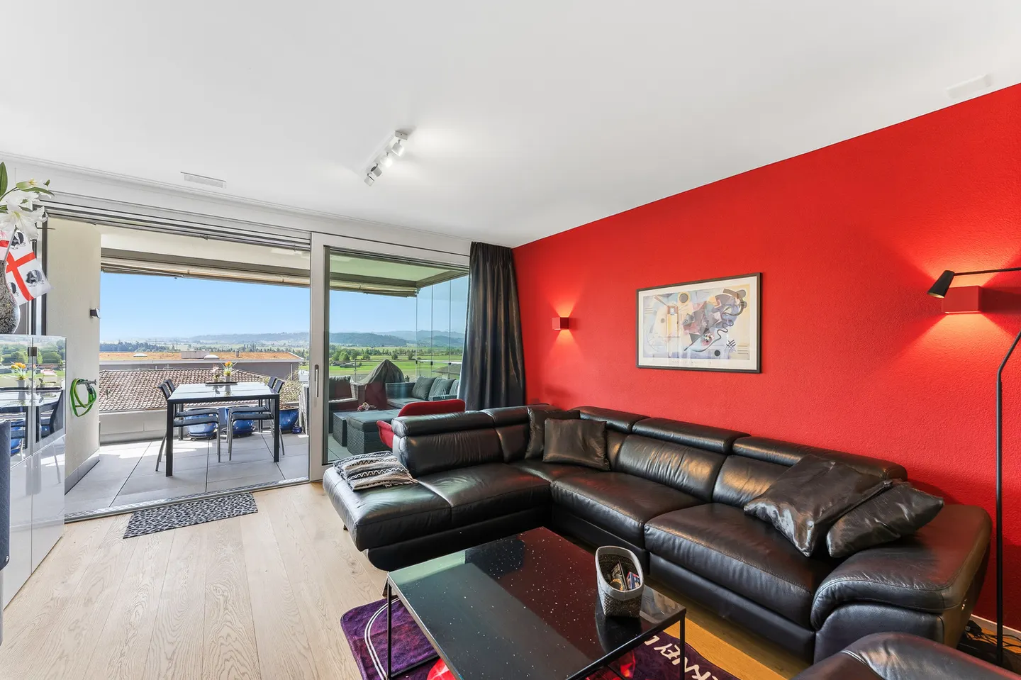 Modern Apartment with Balcony - Photo 4 of 10