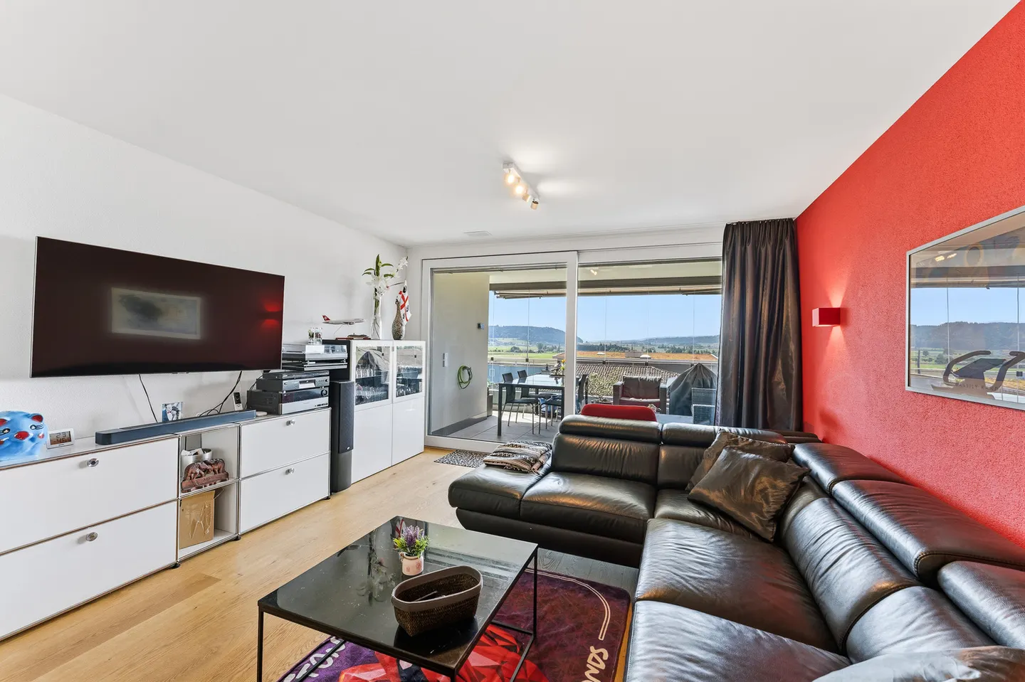Modern Apartment with Balcony - Photo 3 of 10