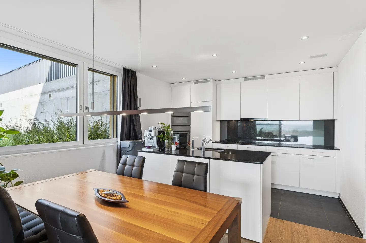 Modern Apartment with Balcony - Photo 5 of 10