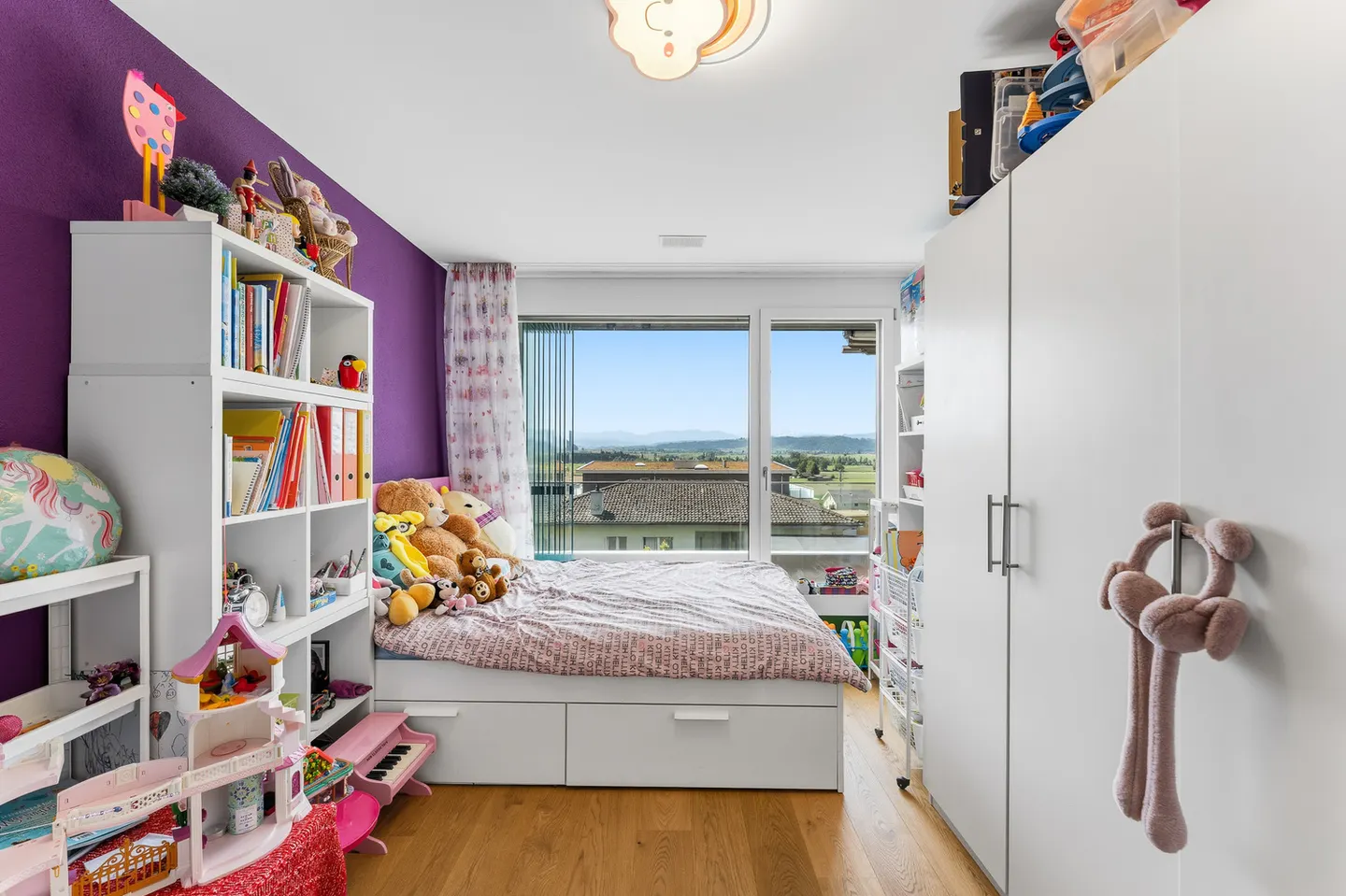 Modern Apartment with Balcony - Photo 7 of 10
