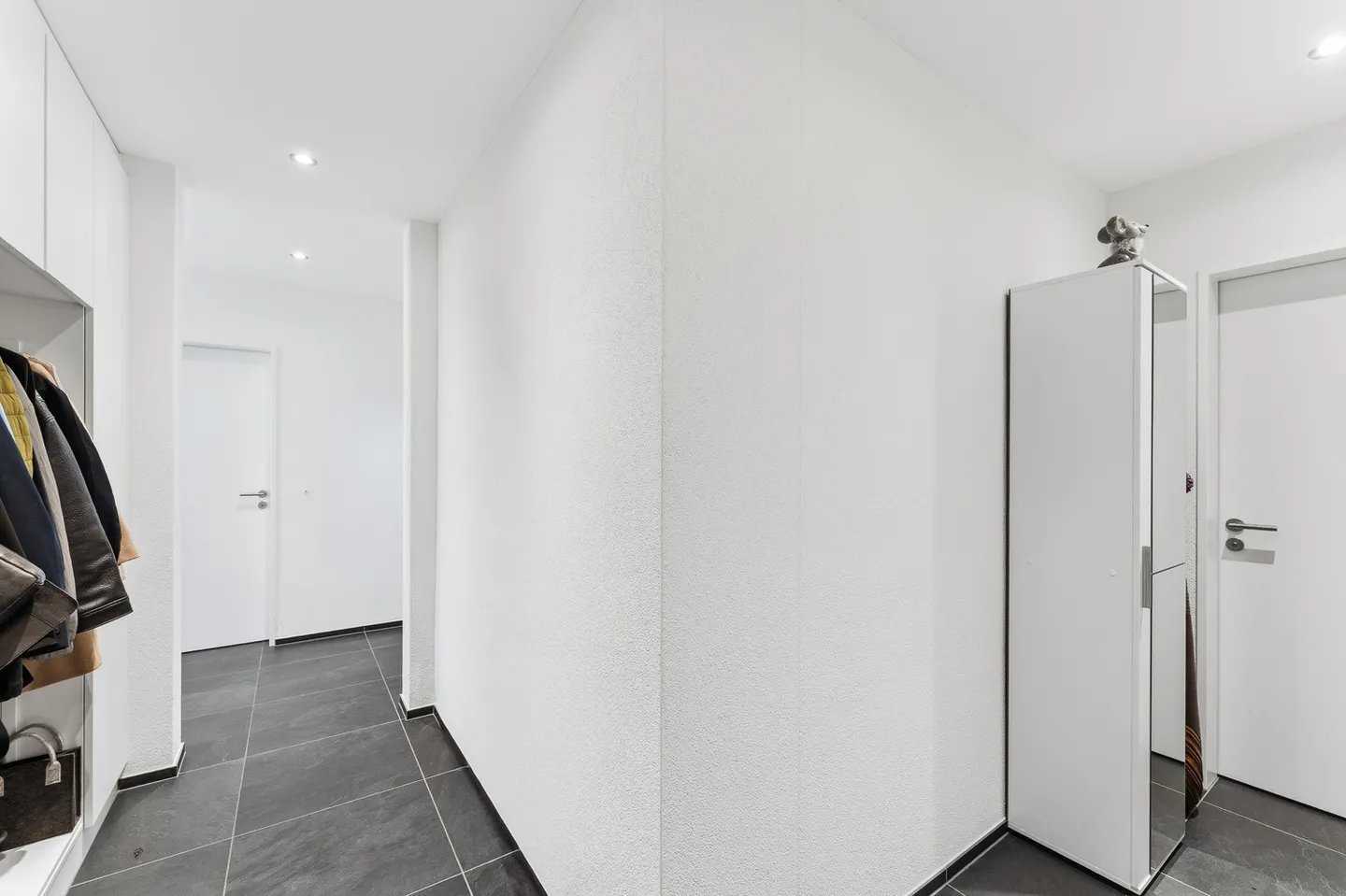 Modern Apartment with Balcony - Photo 10 of 10