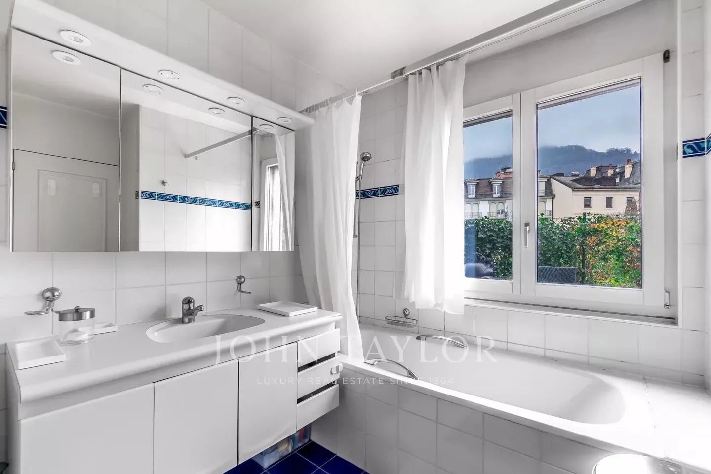 Bel appartement en première ligne au bord du lac - Photo 9 sur 10