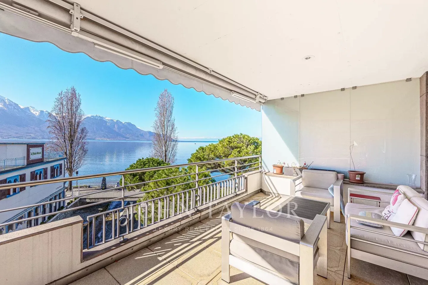 Bel appartement en première ligne au bord du lac - Photo 2 sur 10