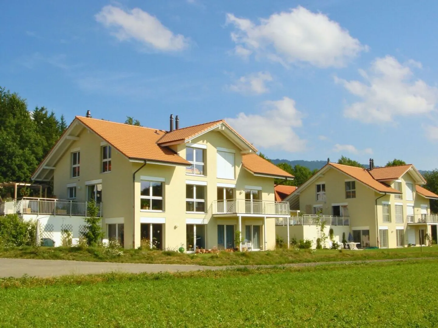 Zwei 3-Familienhäuser mit traumhaft schöner Aussicht - Foto 1 von 15