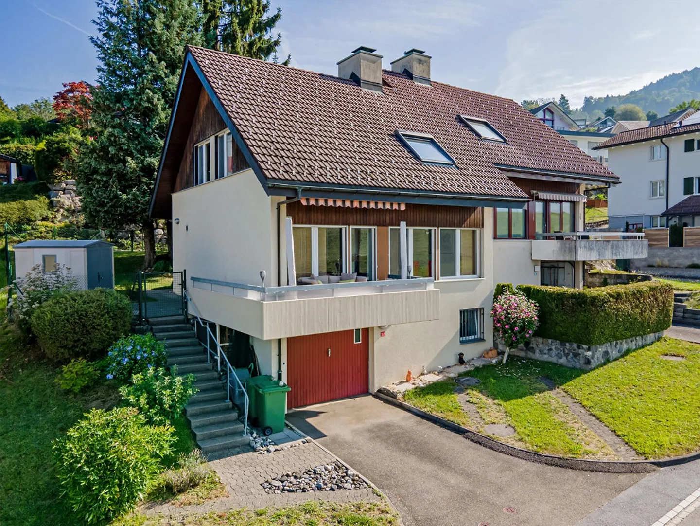 Casa bifamiliare con vista libera sulle montagne e sulla campagna - Foto 1 di 11