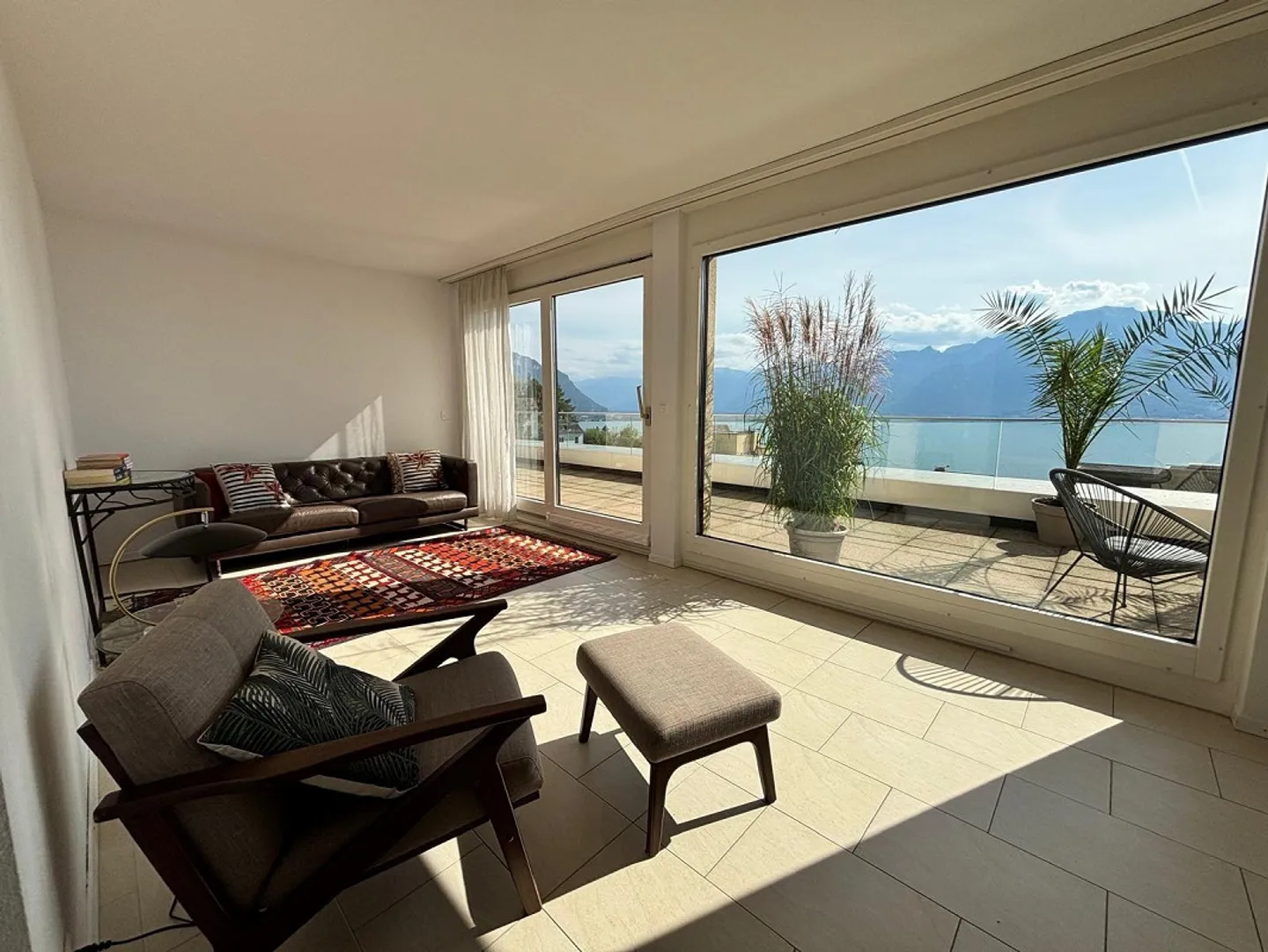 Stunning Penthouse with Lake View - Photo 10 of 13