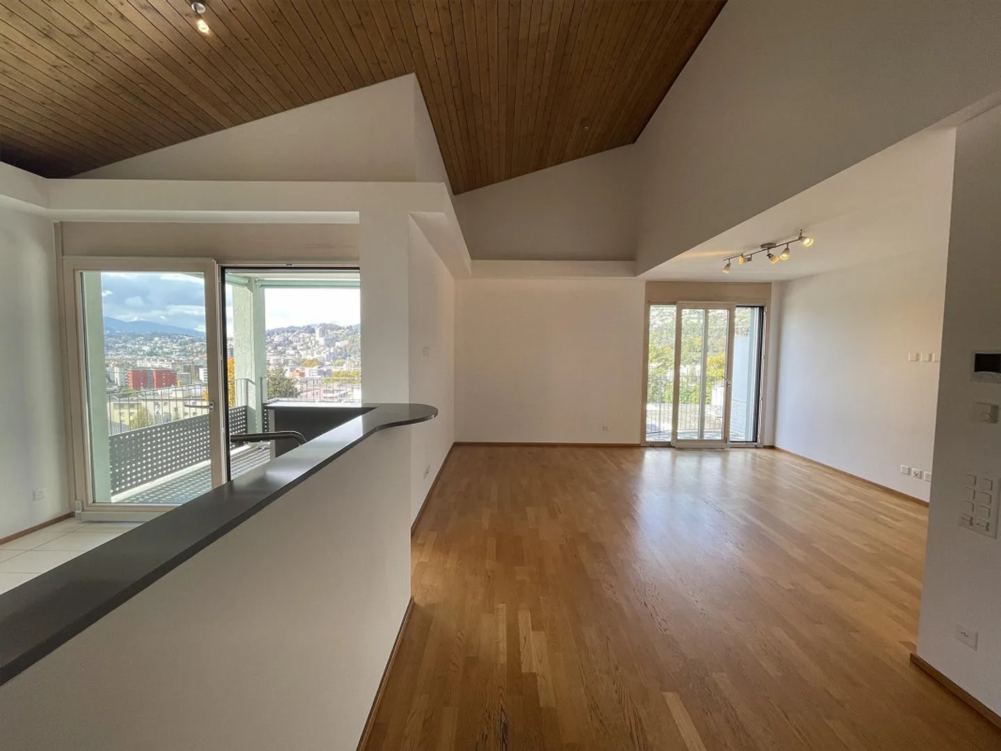 Fascinating 4.5 Apartment on the Top Floor with Mezzanine - Photo 4 of 13