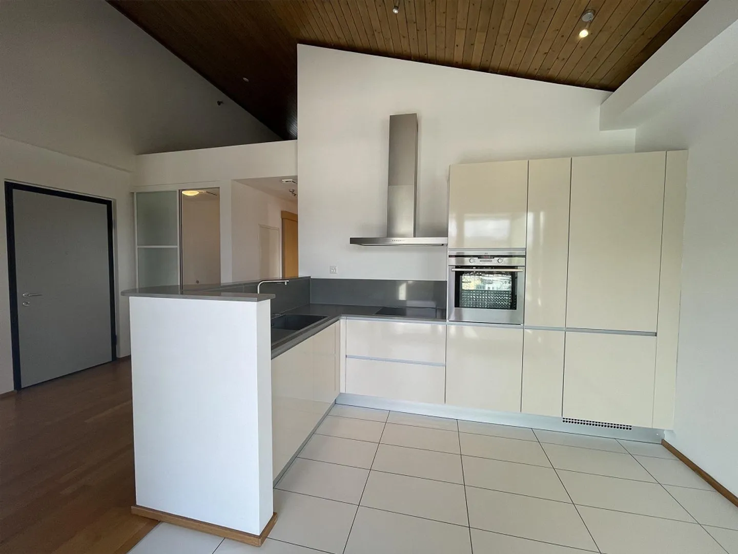 Fascinating 4.5 Apartment on the Top Floor with Mezzanine - Photo 6 of 13