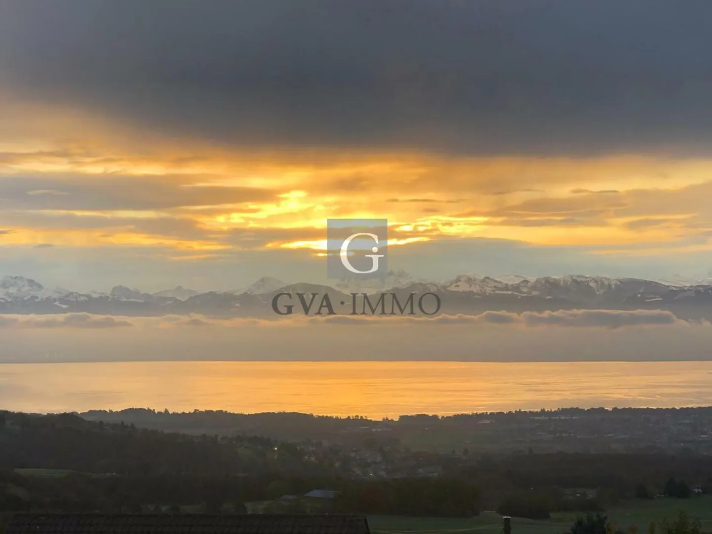 Stunning villa with panoramic view of the Lake and the Alps - Photo 2 of 5