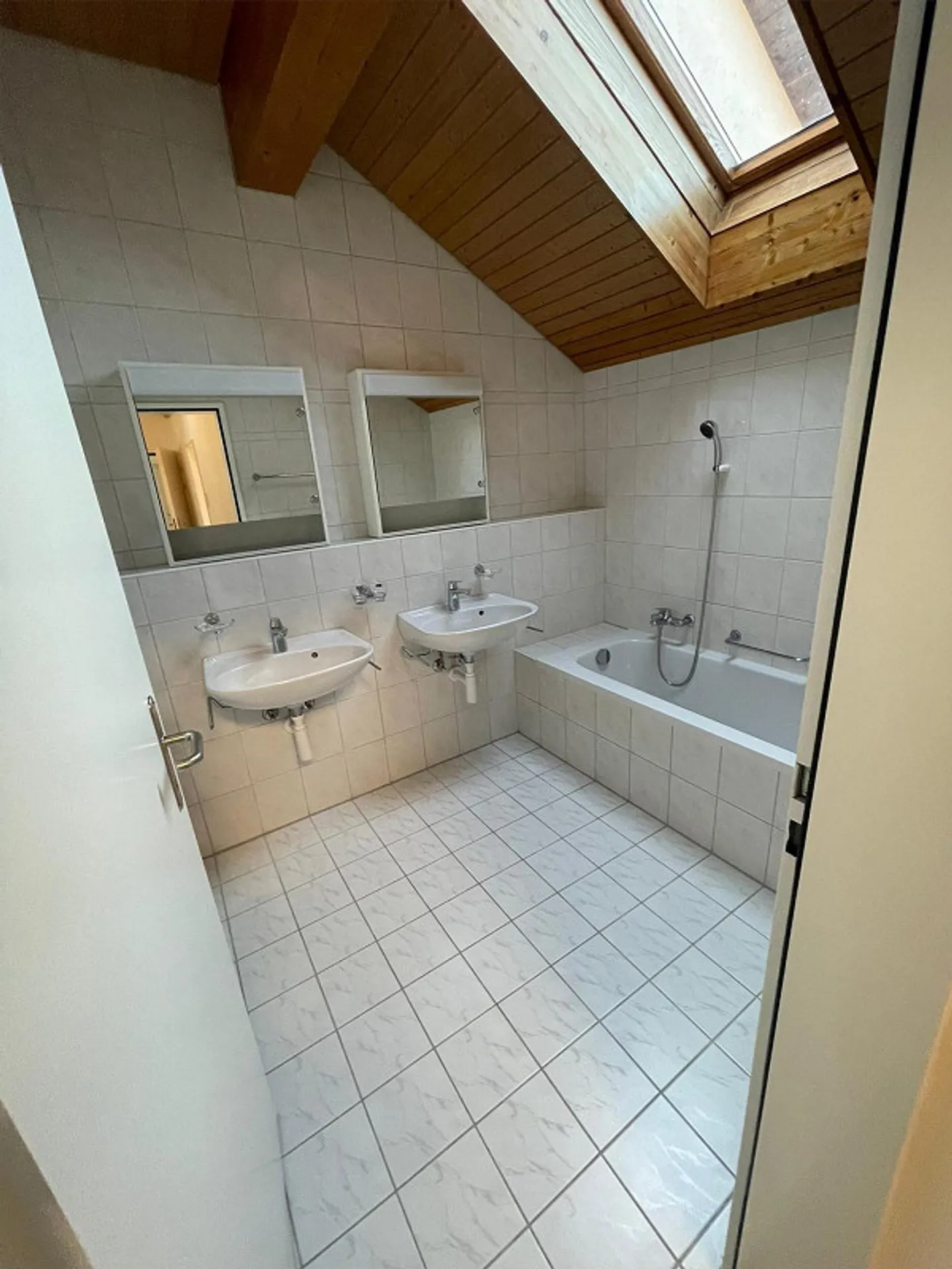 sehr schöne und  helle  5.5 Zimmer-Maisonette-Wohnung - Foto 9 von 10