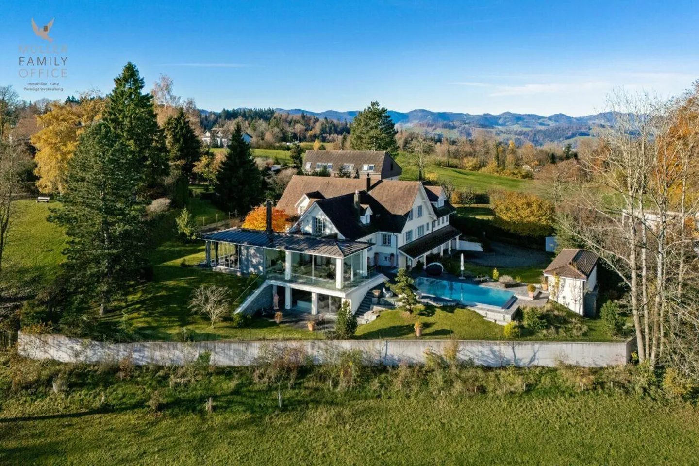 Villa panoramica lussuosa con piscina all'aperto, oasi benessere e vista da sogno - Foto 3 di 13