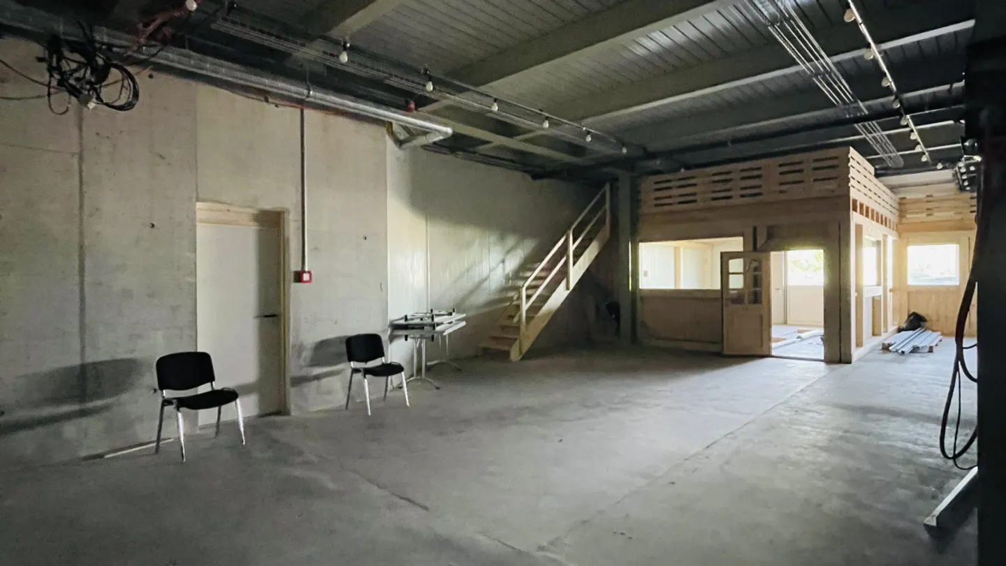 Grande box versatile nella zona industriale di Villeneuve - Foto 3 di 5