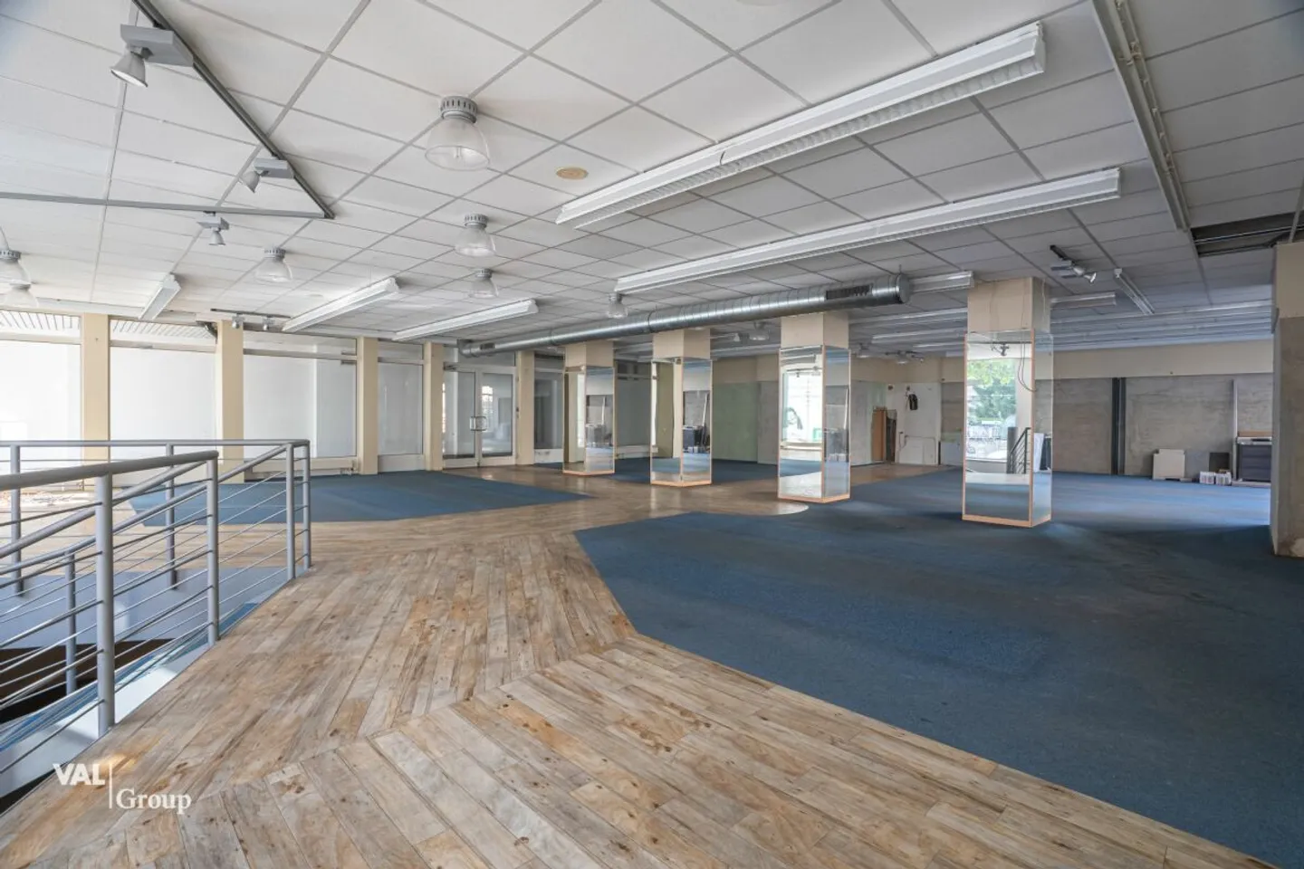 Commercial space in prime location - Photo 2 of 11